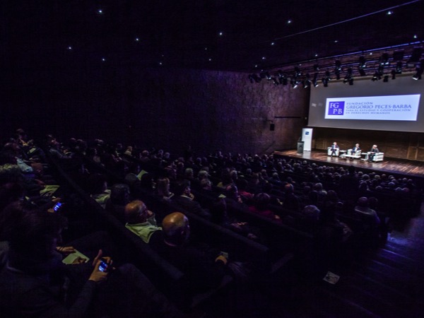 Detalle del evento desde el fondo del auditorio del CaixaForum de Madrid. Fundación Gregorio Peces-Barba